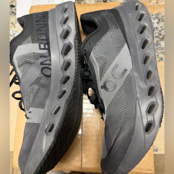 On Cloud men’s 9 cloud surfer next- customer return- no box